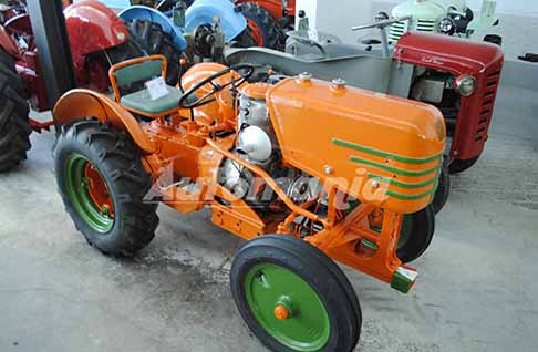 Collezioni Trattori d´Epoca - Trattore Same 4R 10 del 1950 da 10 HP con motore T 901, Rarissimo trattore d´EPoca. Scopi il piccolo trattore Same 4R 10. Guarda le Foto esclusive di Automania!