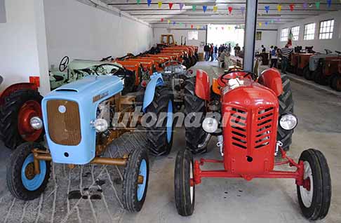Collezioni Trattori d´Epoca - Trattori Lesa LDV 25 del 1960 (azzurro) e lo spettacolare trattore Ruggerini RD 22 del 1958 (rosso). Scopi i trattori Lesa LDV 25 e Ruggerini RD 22. Guarda le Foto esclusive di Automania!