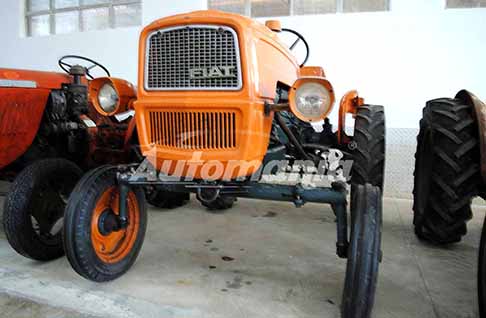 Collezioni Trattori d´Epoca - Trottore d´Epoca Fiat 215 R del 1965. Scopi il Trattore Fiat 215 R. Non perdere le Foto Esclusive di Automania.it!
