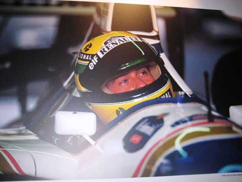 20 anni dalla scomparsa di Senna - Mostra fotografica in memorativa di Ayrton Senna, nell´abitatolo della monoposto di F1 width=