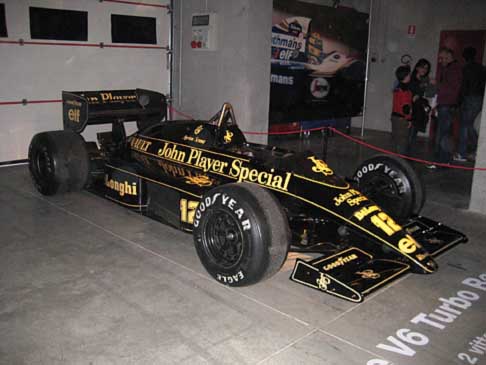 20 anni dalla scomparsa di Senna - Monoposto Renault Jhon Player Special del mitico Ayrton Senna esposta nel Circutio di Imola width=