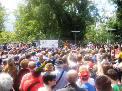 20 anni dalla scomparsa di Senna - Folla per il Tributo dei 20 anni di Ayrton Senna alla curva del Tamburello dove perse la vita il pilota sul Circuito di Imola width=