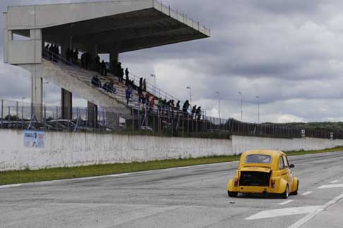 Microcar, Sport e Formula - Vincitore che taglia il traguardo Licciuli Vito Flavio su Fiat 500 racing della Gara 1 categoria Assominicar sul circuito di Binettto per il 1° Trofeo Autodromo del Levante prima tappa width=