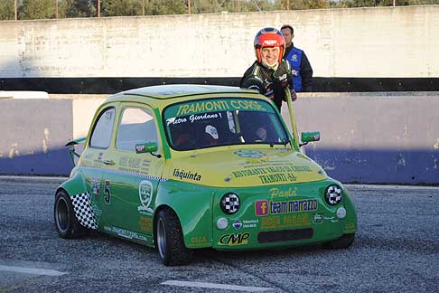 Minicar e Trofeo Lupo - Lo sfortunato Giordano Pietro che a bordo della Fiat 500 n.5 al 22° giro ha dovuto accostare a bordo pista e spingere a mano la sua vettura nel parco chiuso a fine gara width=