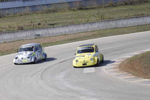 Trofeo Autodromo del Levante - Minicar Gara 1 Trofeo del Levante, il duo di testa in lotta al tornantino con Pezzolla e Montanaro width=