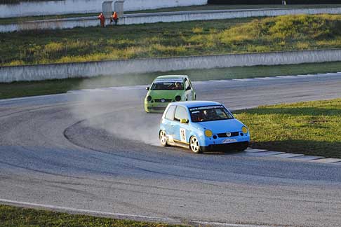 Minicar e Trofeo Lupo - Palazzi Alessandro con la ruota fumante al tornantino per via del Contatto con Barnaba Francesco al primo giro finito in testa coda width=