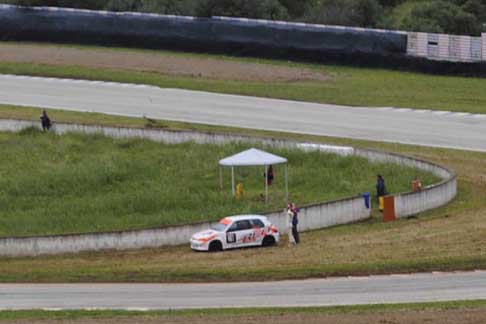Gare categorie Turismo Trofeo del Levante - Ritiro della Peugeot 106 16V di Rea Cosimo che parcheggiare la vettura nello sterrato della Curva 1 del circuito di Binetto al 1° Trofeo Autodromo del Levante prima tappa width=