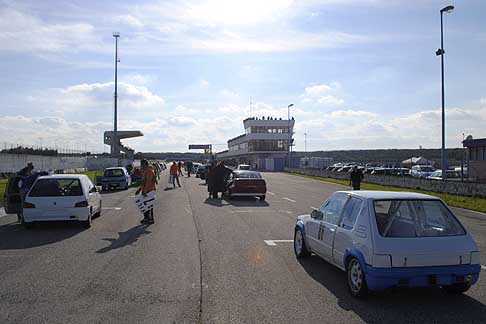 Trofeo Autodromo del Levante - Vista dal fondo schierameto categoria Turismo fino 1600 per la 3^ prova del Trofeo Autodromo del Levante width=
