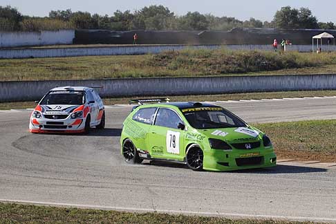 Minicar - Dopo le prime 2 gare valide per il I Trofeo Autodromo del Levante, troviamo in testa alla classifica generale dei piloti, Tagliente Vito del Team Apulia Corse a bordo della sua Honda Civic Type R (verde) che corre nel secondo raggruppamento Turismo width=