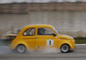 Minicar - Fiat 500 racing in frenata del pilota Licciulli Vito Flavio al I Trofeo Autodromo del Levante 2014 width=