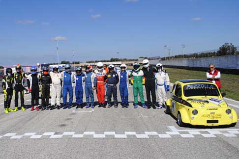 Trofeo Autodromo del Levante - Foto pilota Minicar in pit line per 1 miuto di raccoglimento, seguto dall'applauso degli spettatori width=