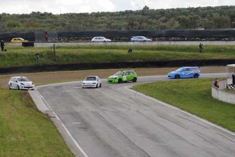 Gare categorie Turismo Trofeo del Levante - Renault Clio di Casillo Marco leader della gara, comette un errore al Tornantino con un fuoripista che gli costa la perdita di tre posizioni al 1° Trofeo Autodromo del Levante prima tappa width=