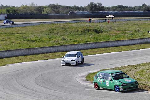 Turismo 2 e Peugeot N1400 - Peugeot 106 Rallye duo di testa Argese inseguito da Cozzolino al tornantino per la gara Monomarca Peugeot N1400 al Trofeo Autodromo del Levante II edizione width=