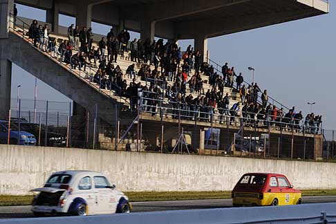 Trofeo Autodromo del Levante 2015 - Nei primi giri di gara in testa c’è la Fiat 126 di Ciro Sannino, ma Pasquale Coppola al sesto giro riesce ad avere la meglio su partenopeo e diventa il nuovo leader width=