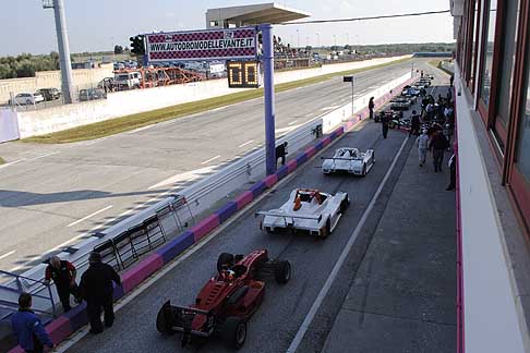 Motorsport - Schieramento monoposto Sport e Formula corsi box al II Trofeo Autodromo del Levante sul tracciato di Binetto width=