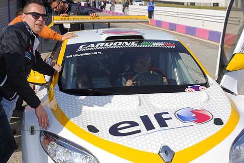 Turismo 2 e Peugeot N1400 - Vettura incidentata spinta a mano in corsia box Renault Megane Troph di De Giuseppe Raffaele alla guida uscito indenne dall´incidente al Trofeo Autodromo del levante II edizione, categoria Turismo oltre 1600 width=