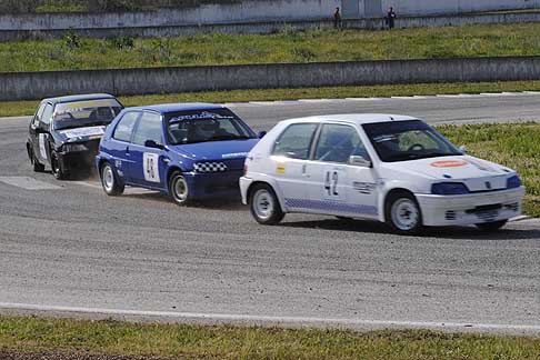 Turismo 2 e Peugeot N1400 - Vettura Peugeot in lotta al tornantino per la gara Monomarca Peugeot N1400 al Trofeo Autodromo del Levante di Binetto II edizione width=