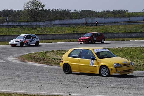Trofeo Autodromo del Levante 2015 - In gara per il Trofeo Racing Start, Vito Gambardella su Citroen Saxo VTS e diretti inseguitori alla curva gargano prima tappa del II Trofeo Autodromo del Levante width=