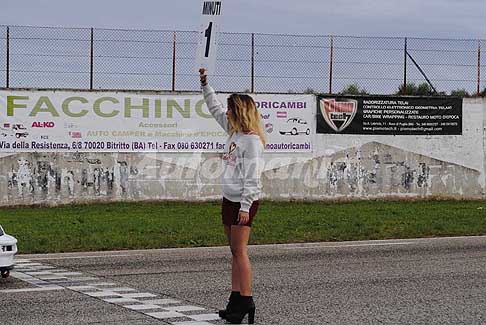 Autodromo del Levante - Ragazza pit line terza prova del 13 Novembre 2016 per l´ultima tappa del Trofeo Autodromo del Levante 2016 sul circuito di Binetto