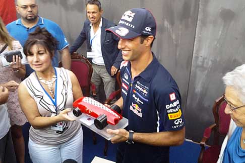 Premiato Daniel Ricciardo - Tradizionale cerimonia di consegna del Trofeo Lorenzo Bandini 2014 a Daniel Ricciardo width=