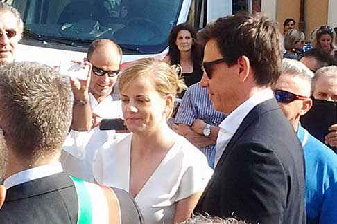 Premiato Toto Wolff - Toto Wolff è sua moglie Susie Wolff al Trofeo Lorenzo Bandini 2015 width=
