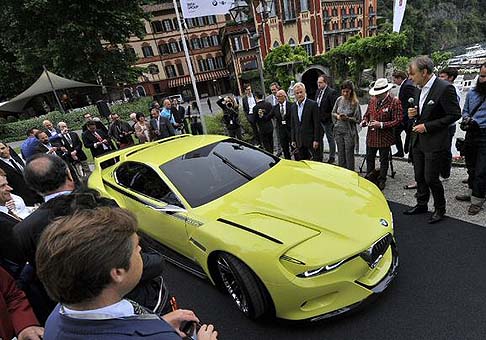 BMW - Il grande spoiler posteriore aumenta l’effetto suolo sull’assale posteriore, migliorando la trasmissione a terra della potenza. width=