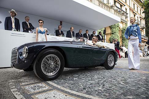 Ferrari - Ha sfilato a bordo della splendida Ferrari 166 MM un raggiante Lapo Elkann width=