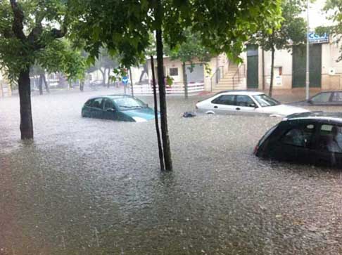 Alluvione Acquaviva delle Fonti - Alluvione ad Acquaviva delle Fonti con l´acqua che raggiunge gli sportelli delle vetture width=