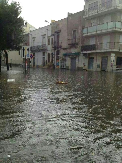 Alluvione Acquaviva delle Fonti - Alluvione Acquaviva delle Fonti incrocio Piazza Kennedy width=