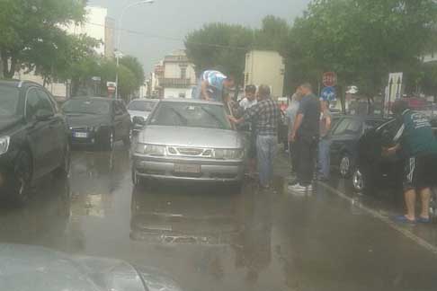 Alluvione Acquaviva delle Fonti - Macchine bloccate dal mal tempo ad Acquaviva delle Fonti, Estramurale Pozzo Zuccaro width=