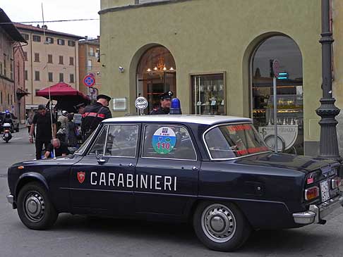 Alfa Romeo - Auto d´epoca dell'arma dei Carabinieri con l´Alfa Romeo Giulia auto storica width=