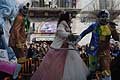 Maschere e conduttore sul carro Miseria e Nobilta di Totò al Carnevale di Putignano 2016