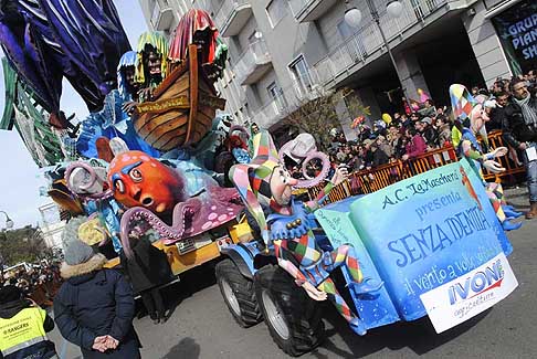 Carri allegorii e Maschere - Carnevale di Putignano - Senza Identità (Il vento a volte viene da Sud) carro allegorico al Carnevale di Putignano 2016