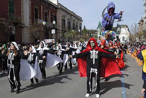 Carri allegorii e Maschere - Carnevale di Putignano - Balletto in maschere per il carro allegorico Senza Identità «Lo Psicopompo» al Carnevale di Putignano 2016