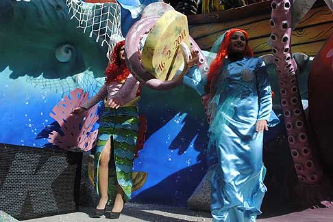 Carri allegorii e Maschere - Carnevale di Putignano - Ballerine sul carro allegorico Senza Identità al Carnevale di Putignano 2016
