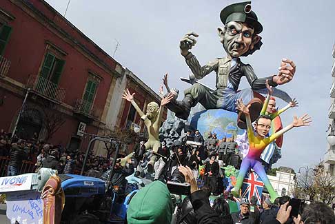 Carri allegorii e Maschere - Carnevale di Putignano - Carnevale di Putignano 2016 “La razza Umana”