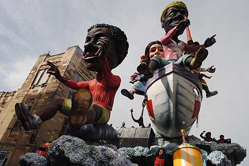 Carri allegorii e Maschere - Carnevale di Putignano - Carro allegorico Nell´Emergenza non c´e Differenza al Carnevale di Putignano 2016