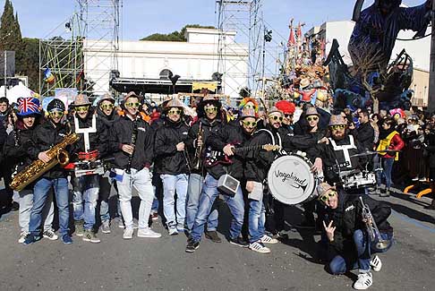 Carri allegorii e Maschere - Carnevale di Putignano - La banda “Vagaband” apre il Carnevale di Putignano 2016