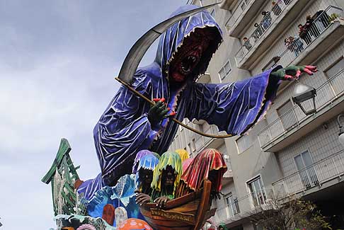 Carnevale di Putignano 2016 - Senza identità (Il vento a volte viene da Sud) - Video iniziale maschere