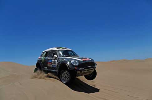 Dakar 2014 - Dakar 2014 stage 9: la Mini di Stephan Peterhansel sulle dune sabbiose. Vincitore di tappa nelle cars width=