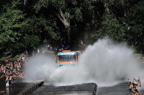 Dakar 2014 - Dakar 2014 Stage 1 il camion Iveco di Gerard De-Rooy che attaversa il fiume tra la folla width=