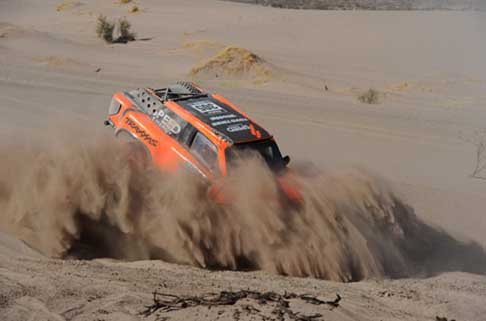 Dakar 2014 - Dakar 2014 stage 5 la Hummer H3 di Robby Gordon in lotta con le dune width=