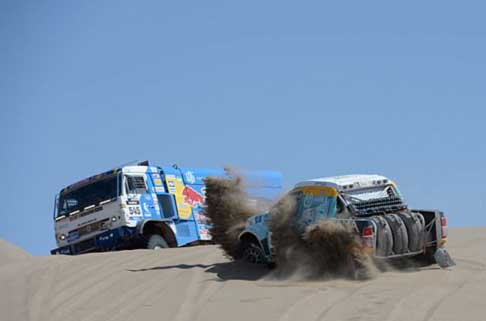 Dakar 2014 - Dakar stage 10: truck Kamaz Anton Shibalov per le cars Albert width=