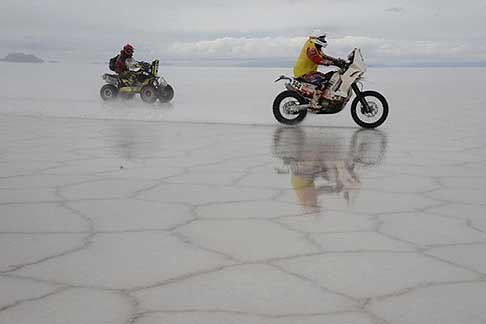 Dakar 2015: Uyuni - Iquique - Dakar 2015 8^ tappa bikers e Quad in azione al Rally Raid sulle saline Uyuni - Iquique width=