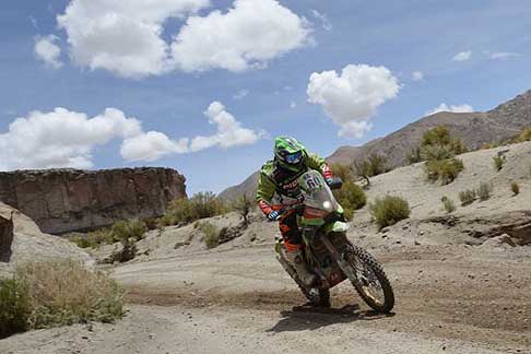 Calama - Cachi - Dakar 2015 collega Calama a Cachi su terra battuta moto in gara al Rally Raid width=