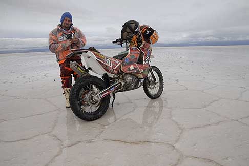 Dakar 2015: Uyuni - Iquique - Laurent Lazard con moto KTM fermo in gara sulle saline per 8^ tappa della Dakar 2015 width=