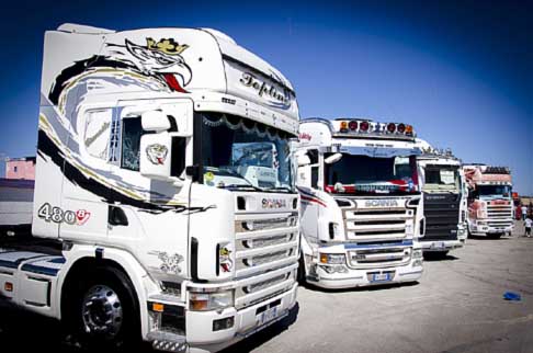 Trucks -  Scania camion tuning all´Autodromo del Levante di Binetto width=