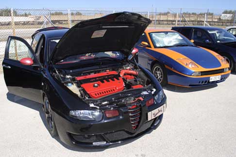 Levante Tuning Day - Levante Tuning Day 2013: Alfa Romeo 147 tuning all´Autodromo del Levante a Binetto. Cofano motore Alfa Romeo 147 tuning  width=