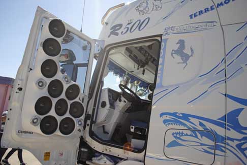 Levante Tuning Day - Trucks Scania la portiera ha installato uno spaventoso impianto Hi-Fi con ben dieci woofer e quattro tweeter all´Autodromo del Levante width=