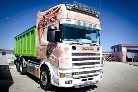 Levante Tuning Day - Levante Tuning Day 2013: truck Scania 530 144L con la tour Eiffel disegnata esteriormente al lato guida e la Regina Diana sul lato passeggero con la scritta “Diana Forever” width=